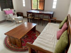 un soggiorno con un divano e un tavolo di 2BR Local House Abode a Pai