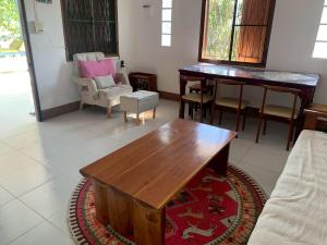 un soggiorno con un tavolino da caffè in legno e un pianoforte di 2BR Local House Abode a Pai Altre 25 foto