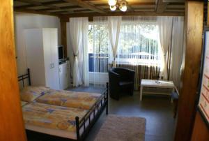 ein Schlafzimmer mit einem Bett, einem Schreibtisch und einem Stuhl in der Unterkunft Appartement Gschwandtner in Zell am See + 86 Fotos