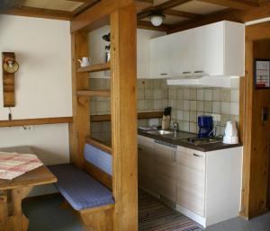 eine kleine Küche mit Spüle und Arbeitsplatte in der Unterkunft Appartement Gschwandtner in Zell am See