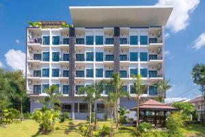 un immeuble d'appartements avec un kiosque en face de celui-ci dans l'établissement Sixty-Sixplace, à Ban Khok Lo