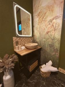 een badkamer met een wastafel en een spiegel bij The White House in Şirnea