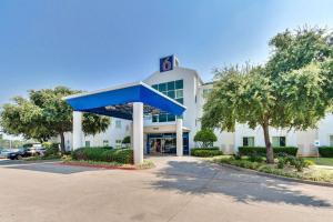 a large building with a blue roof at Motel 6-Lewisville, TX - Dallas in Lewisville