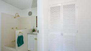 Koupelna v ubytování The perfect coastal escape on Yamba Hill + 11 fotografií