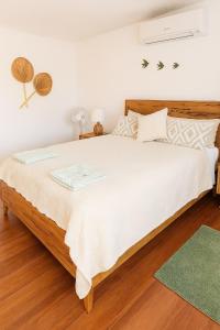 Postel nebo postele na pokoji v ubytování The perfect coastal escape on Yamba Hill