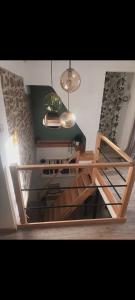 ein Zimmer mit einem Tisch, einigen Lampen und einem Tischtisch in der Unterkunft La longère Saint-Eloi  + 10 Fotos