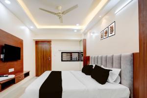 ein Schlafzimmer mit einem Bett und einer Decke in der Unterkunft Hotel O by OYO Shri Vinayak in Shamsgarh