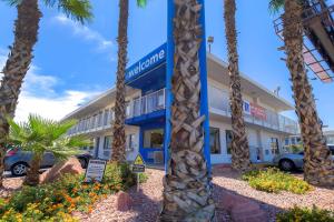拉斯維加斯的住宿－Motel 6-Las Vegas, NV - I-15 Stadium，前面有棕榈树的酒店