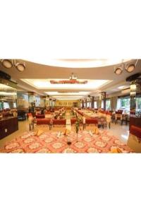 een grote lobby met banken en tafels in een gebouw bij Royal Hotel in Vung Tau