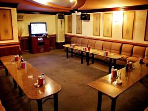 een restaurant met twee tafels, een bank en een televisie bij Royal Hotel in Vung Tau