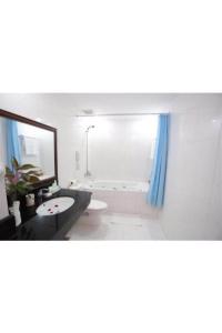 een badkamer met een bad, een wastafel en een toilet bij Royal Hotel in Vung Tau