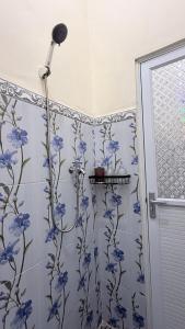 una doccia con fiori blu sul muro di Dream Homestay Sidemen a Silebeng Altre 9 foto