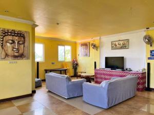 ein Wohnzimmer mit zwei Sofas und einem Fernseher in der Unterkunft Coco Mango's Place in Taporok