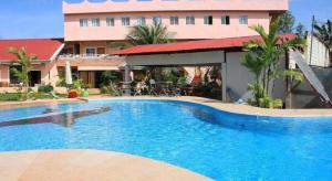 une grande piscine devant un bâtiment dans l'établissement Coco Mango's Place, à Taporok 167 autres photos