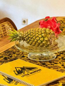 Eine Glasschale mit einer Ananas auf einem Tisch in der Unterkunft Little Munduk, full private villa in Munduk + 8 Fotos
