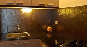 een keuken met een spoelbak en een aanrechtblad bij Eazy Suite Legian in Legian