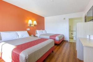 Letto o letti in una camera di Motel 6-Phoenix, AZ - Airport - 24th Street