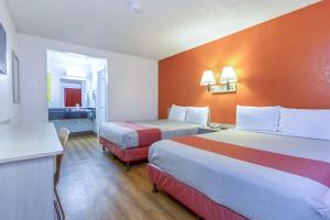 una camera d'albergo con due letti e una cucina di Motel 6-Phoenix, AZ - Airport - 24th Street a Phoenix