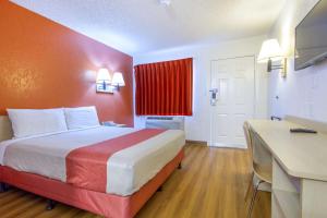Letto o letti in una camera di Motel 6-Phoenix, AZ - Airport - 24th Street
