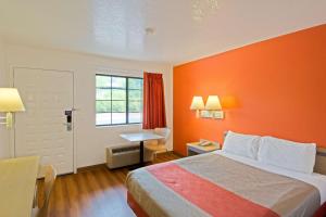 Un pat sau paturi într-o cameră la Motel 6-Redding, CA - South