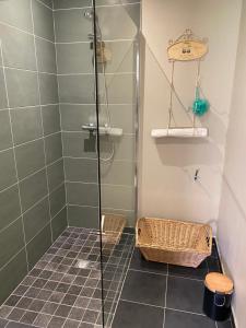 Et badeværelse på maison 9 personnes, 4 chambres,pacé,10mn de Rennes + 16 billeder