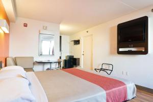 a hotel room with a bed and a flat screen tv at Motel 6-Springfield, DC - Washington Southwest in Springfield +33 photos