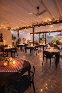 een restaurant met tafels, stoelen en verlichting bij LAAR Hotel in Praia Grande