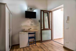 een kleine keuken met een tafel en een stoel in een kamer bij Cefalù Center Apartments in Cefalù