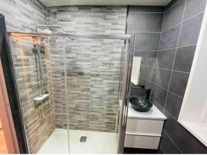 Koupelna v ubytování Large double room in a house at Glasgow Westend