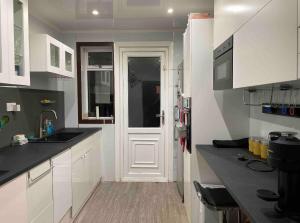 Kuchyň nebo kuchyňský kout v ubytování Large double room in a house at Glasgow Westend + 2 fotografie