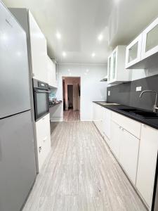 Kuchyň nebo kuchyňský kout v ubytování Large double room in a house at Glasgow Westend