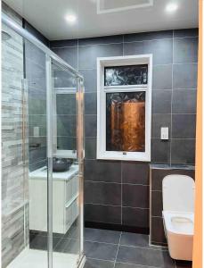 Koupelna v ubytování Large double room in a house at Glasgow Westend