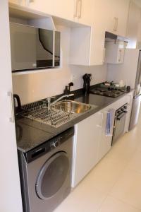 Køkken eller tekøkken på Luama Suites