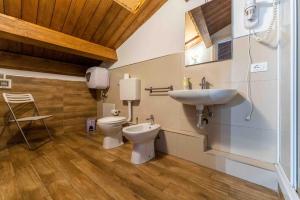 een badkamer met een wastafel en een toilet bij Cefalù Center Apartments in Cefalù +30 foto's