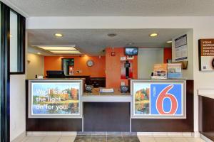 Motel 6-York, PA tesisinde lobi veya resepsiyon alanı