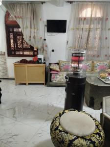 ein Wohnzimmer mit Sofa und Tisch in der Unterkunft Riad Malak in Meknès