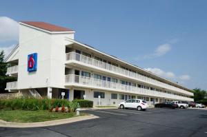 a hotel with a car parked in a parking lot at Motel 6-Gaithersburg, DC - Washington in Gaithersburg