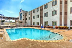 Bazén v ubytování Motel 6-Killeen, TX nebo v jeho okolí