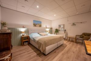 En eller flere senge i et værelse på B&B Stations Koffiehuis