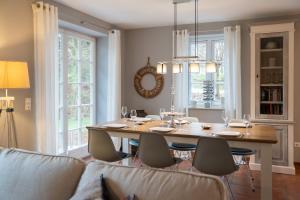 Posezení v ubytování Westmarken Reetdachhaus Strandkontor