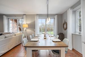 Posezení v ubytování Westmarken Reetdachhaus Strandkontor + 22 fotografií