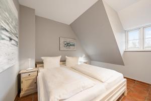 Postel nebo postele na pokoji v ubytování Westmarken Reetdachhaus Strandkontor