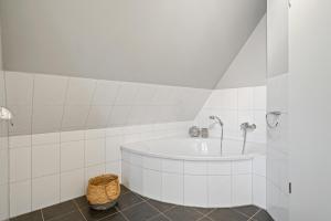 Koupelna v ubytování Westmarken Reetdachhaus Strandkontor