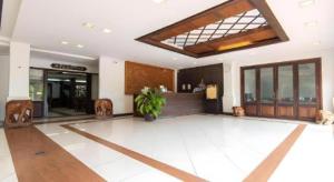 eine Lobby mit einem großen weißen Fliesenboden und einem Gebäude in der Unterkunft PhoomThai Garden Hotel in Phrae + 174 Fotos