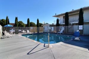 a swimming pool in front of a building at Motel 6-Carlsbad, NM in Carlsbad