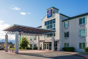 un edificio de hotel con un cartel encima en Motel 6-Anchorage, AK - Midtown, en Anchorage