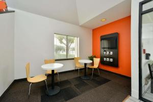 TV a/nebo společenská místnost v ubytování Motel 6-Plano, TX - West - Frisco