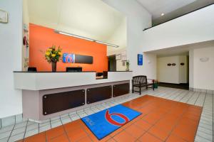TV a/nebo společenská místnost v ubytování Motel 6-Plano, TX - West - Frisco