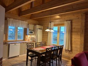 eine Küche und ein Esszimmer mit Tisch und Stühlen in der Unterkunft Lomakivi in Kausala