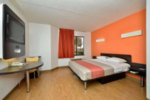 Postel nebo postele na pokoji v ubytování Motel 6-Plano, TX - West - Frisco